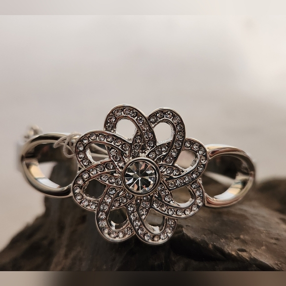 NWT Lia Sophia " Garden Soiree" Silver Cut Crystal Bracelet - Picture 2 of 5